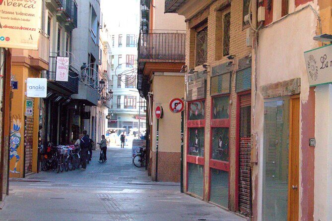 Between Two Gates: A Self-Guided Audio Tour in Valencia - Plaza de la Virgen and the big Catholic landmarks you can spot from the street