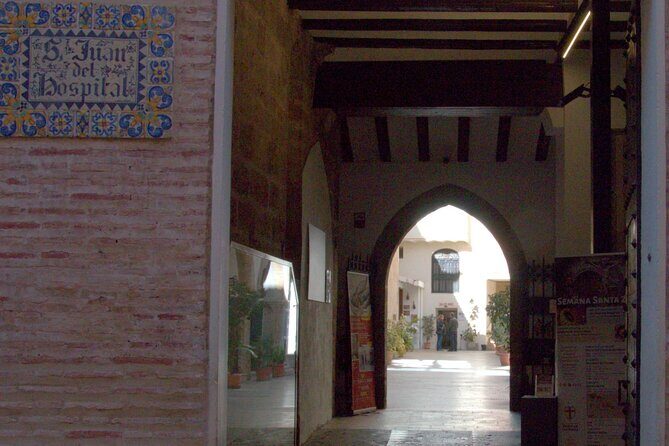 Between Two Gates: A Self-Guided Audio Tour in Valencia - Plaça de Dècim Juni Brut: small square, useful context