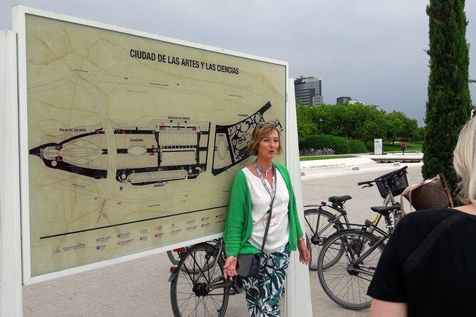 Bike tour with city guide from old to new - Jardí del Túria: Valencia’s Green Lung, Felt Up Close
