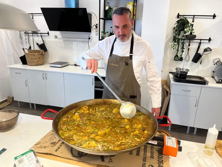 Class of Valencian Paella with welcome drinks and tapas - A 2-hour plan for real Valencia flavors