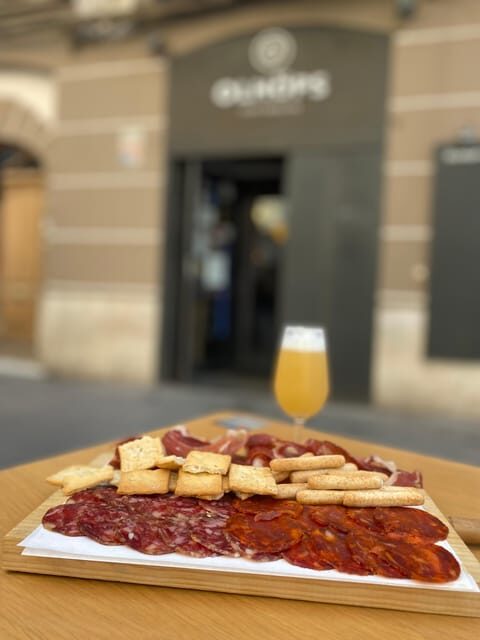 Craft Beer Tour and Tapas in Ruzafa - Valencia - Stop 4: Olhops Craft Beer House and the classic scene reference