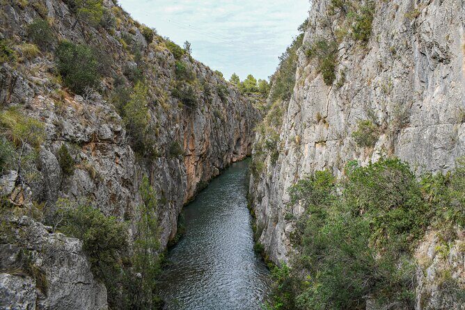 From Valencia: Hiking and Hanging Bridge Adventure in Chulilla - What to bring (and what not to): shoes, water, sun, and packed food