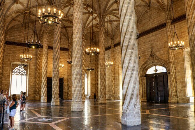 Highlights of Valencia Half-Day Private Tour with Local Tasting - Plaza de la Virgen: the plaza where Valencia gathers