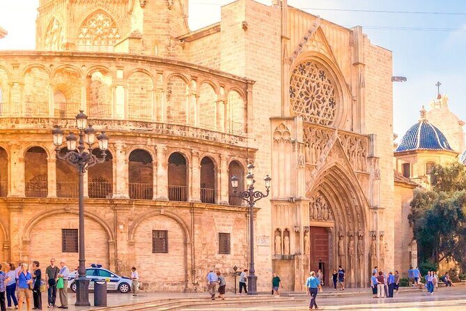 In Love with Valencia: A Self-Guided Tour of its Landmarks - Starting at Pça. de la Reina: a smooth setup for a first-time route