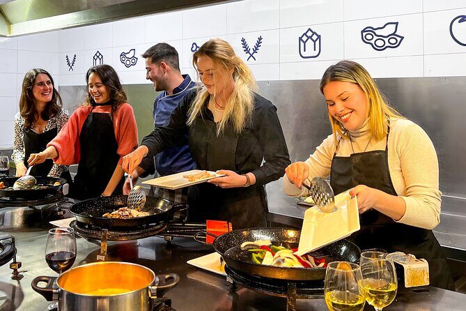 Paella Cooking Class, Wine Tasting & Central Market in Valencia - The paella cooking class: step-by-step, not secondhand
