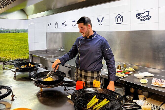 Paella Cooking Class, Wine Tasting & Central Market in Valencia - Wine tasting and tapas: the meal that moves with the cooking