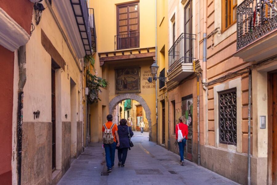 Small-Group Medieval Valencia Walking Tour - Licensed Guide - Meeting at Plaça de la Verge: getting oriented fast