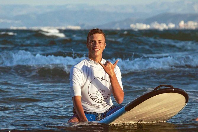 Surf lesson on Valencia beach - From wetsuit to board: your first steps before the waves