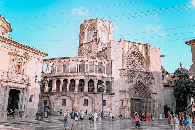 The Essentials of Valencia in a Guided Tour - Plaza Redonda fountain: a short, sweet pause