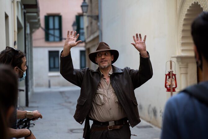 The Holy Grail with Indiana Jones - Carrer dels Banys de l’Almirall: architecture plus a plague story
