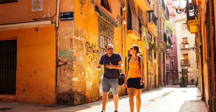 Valencia: 1.5-Hour Private Kick-Start Tour with a Local - Plaza de la Virgen and Church of San Nicolás: the old town anchors