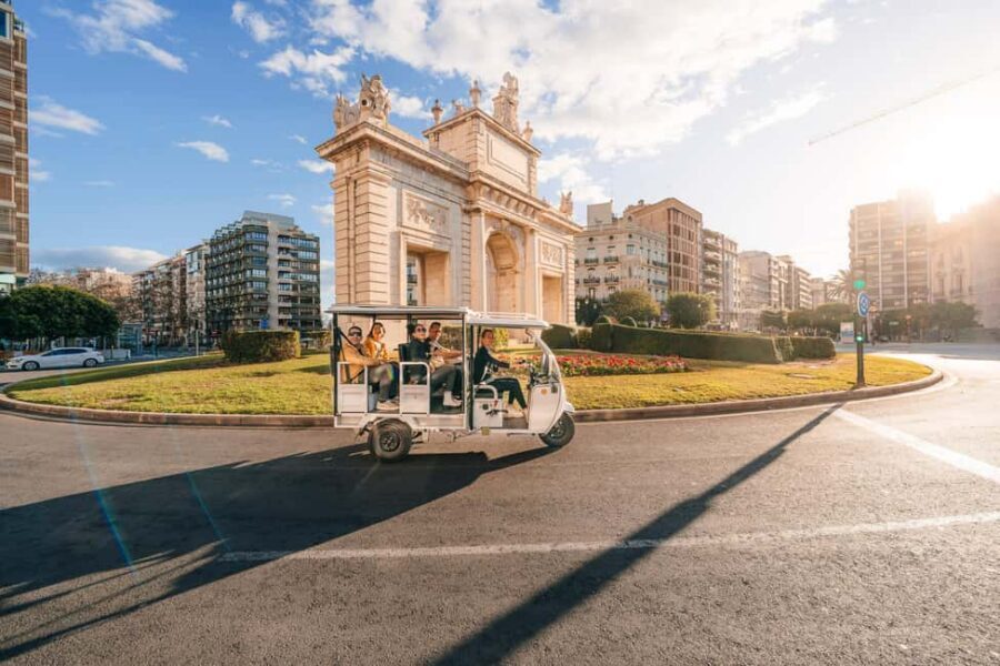 Valencia: 2-hour City Highlights Guided Tuk-Tuk Tour - The ending stretch: Plaza de Toros, Central Market, and tower viewpoints