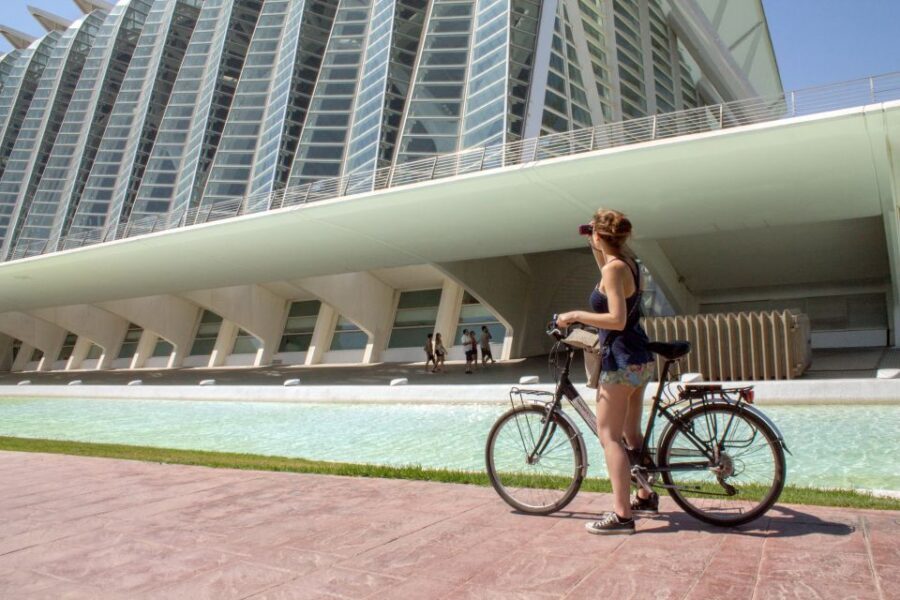 Valencia Bike Tour - City of Arts and Sciences: Calatrava’s futuristic white geometry