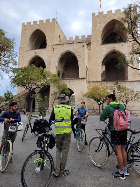 Valencia, Biketour of all the city with a local guide - The food moment: xufa and orxata (plus practical snack advice)