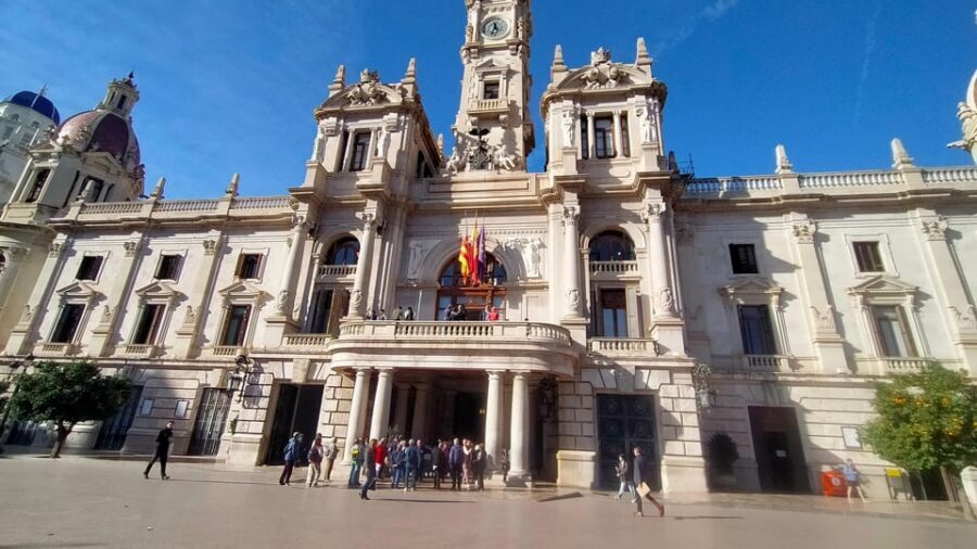 Valencia, Biketour of all the city with a local guide - Crossing from historic streets to Modernist Valencia
