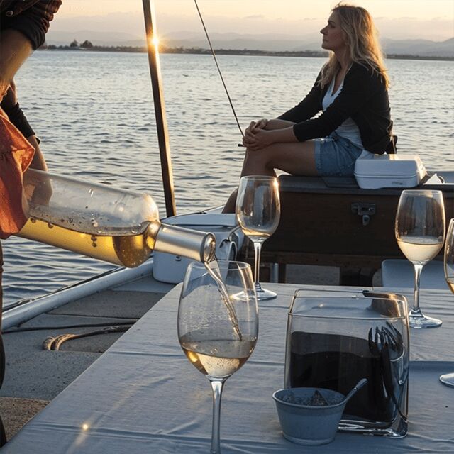 Valencia: Boat Ride with Valencian Wine Tasting & Tapas - The wine tasting stop: three Valencian wines with an aperitif