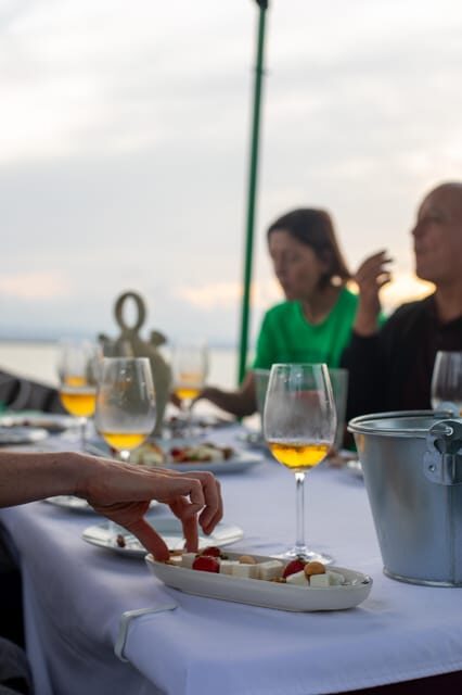 Valencia: Boat Ride with Valencian Wine Tasting & Tapas - Getting to El Palmar and finding the pier