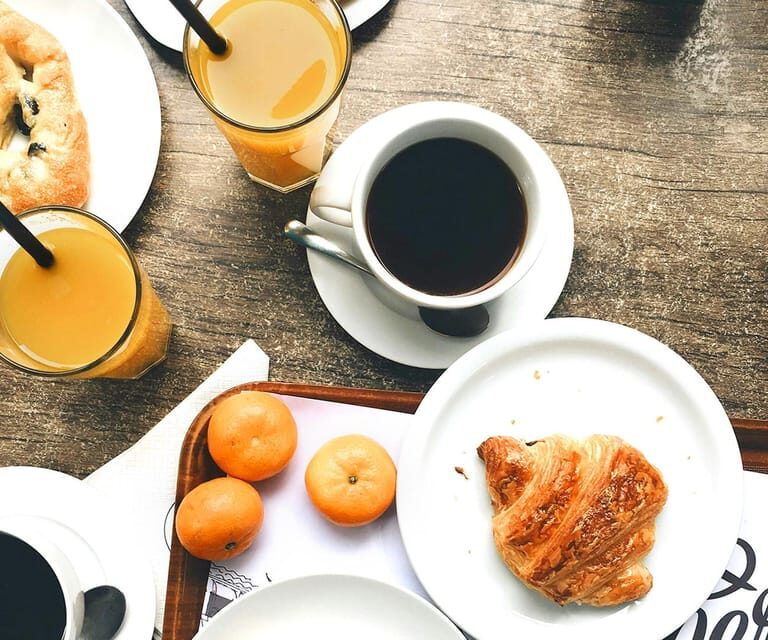 Valencia: Breakfast Brunch on a boat tour | food and drinks - Stop 1: Malvarrosa Beach and breakfast with sea air