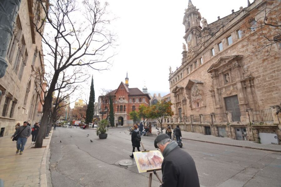Valencia: Cathedral, St Nicholas, and Lonja de la Seda Tour - Who this walking tour is best for (and when to choose another plan)