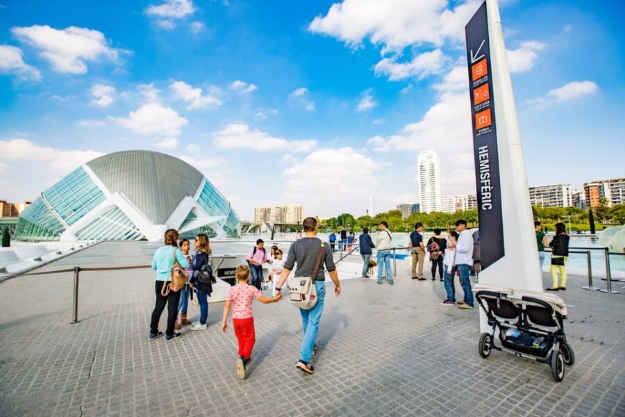 Valencia: City of Arts and Science 3D Movie at Hemisfèric - Calatrava’s Hemisfèric: what to look for before the lights drop
