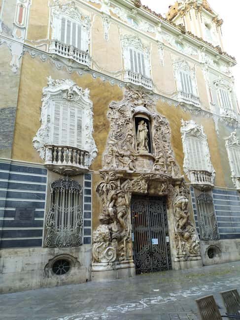 Valencia: City Walking Tour with Top Attractions - ITALIAN - Price and what $17 buys you (and what it doesn’t)