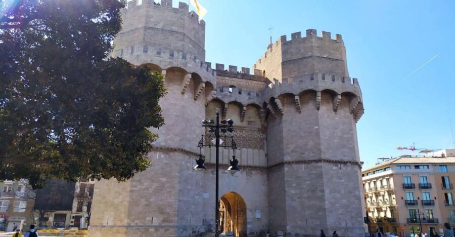 Valencia: City Walking Tour with Top Attractions - ITALIAN - Stop 1: Torres de Serranos and Valencia’s fortified gateway