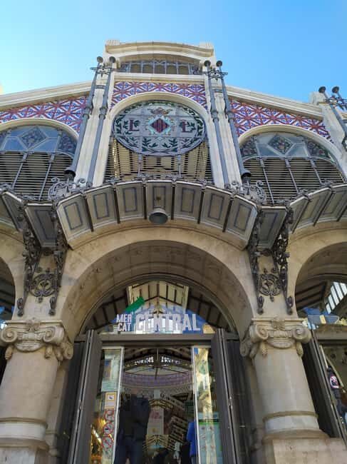 Valencia: City Walking Tour with Top Attractions - ITALIAN - Calle Caballeros and the walk-through-the-city lesson