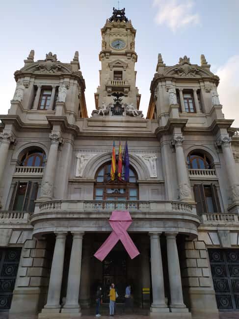 Valencia: City Walking Tour with Top Attractions - ITALIAN - Plaza de la Virgen and the Water Court: local tradition you’ll notice