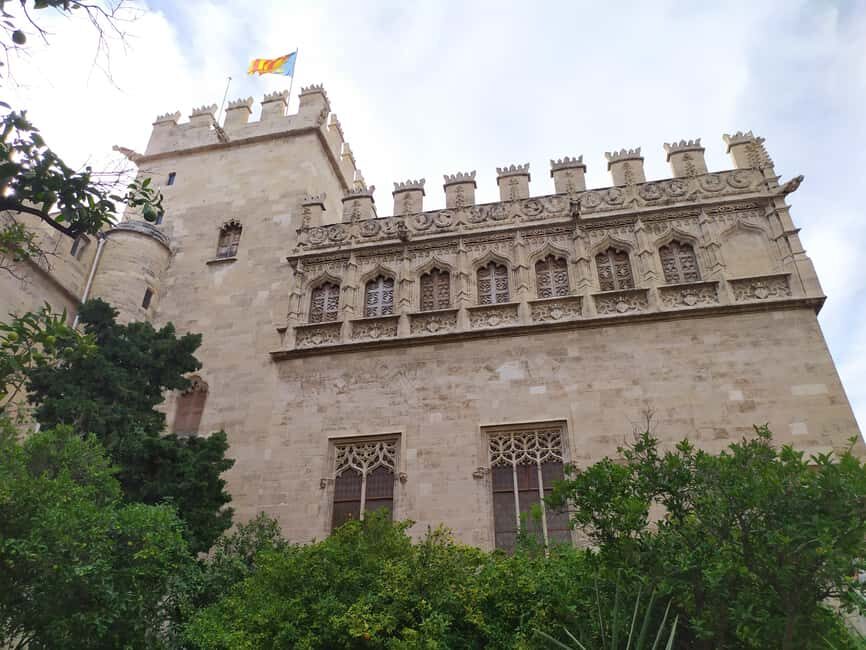 Valencia: City Walking Tour with Top Attractions - ITALIAN - Valencia Cathedral and the Miguelete Tower: what to look for outside