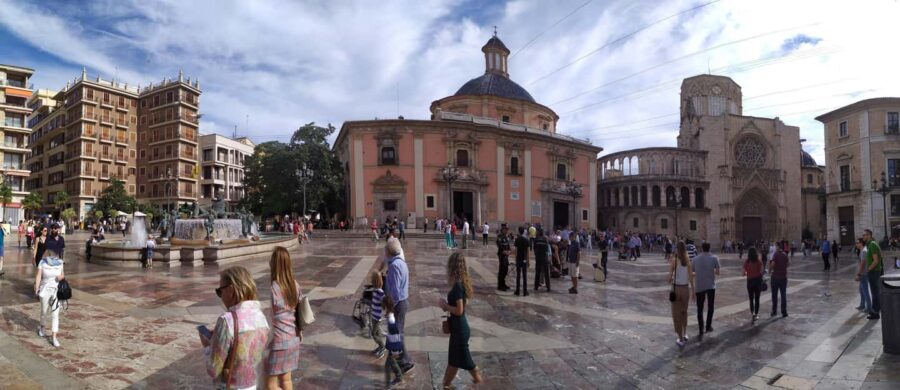 Valencia: City Walking Tour with Top Attractions - ITALIAN - Meeting point: starting at Plaça dels Furs and aiming for Serranos