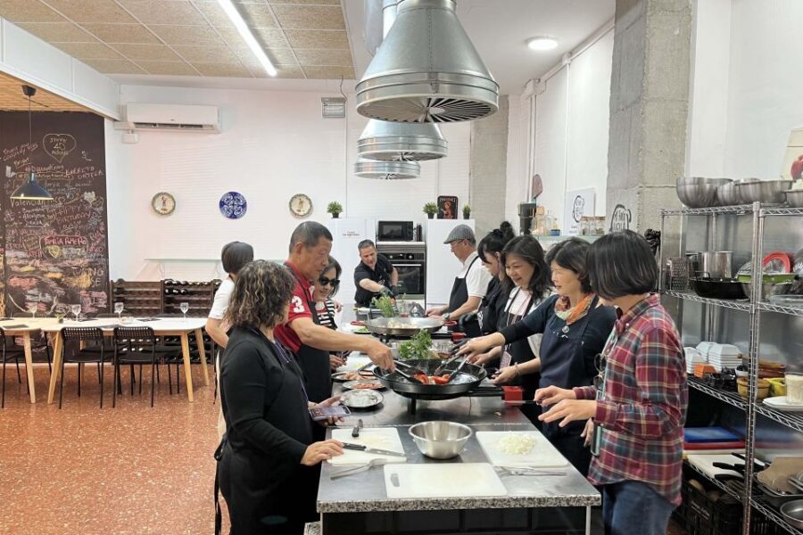 Valencia: Evening Guided Paella Workshop, Tapas, and Drinks - The Pre-Cooking Flow: Tapas, Sangria, and Local Drinks