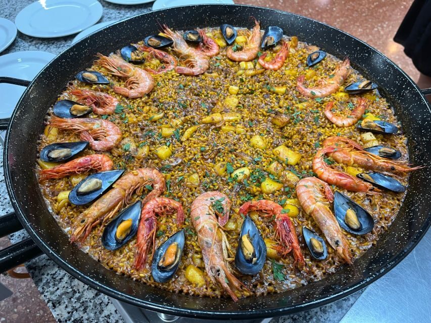 Valencia: Evening Guided Paella Workshop, Tapas, and Drinks - Getting Your Hands Dirty: How the Chef Keeps You Involved