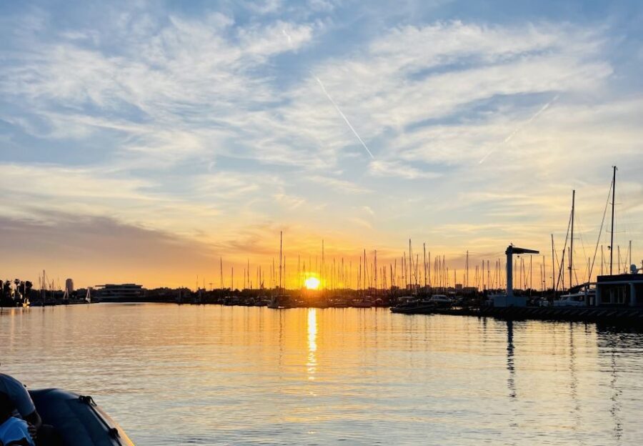 Valencia: Exclusive Sunset Cruise with Drink - Step One: Malvarrosa Beach and the Feeling of Getting Out