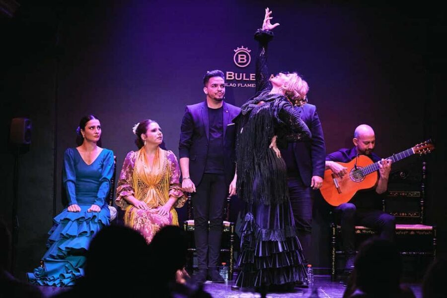 Valencia: Flamenco Show with Dinner at La Bulería - Service and atmosphere: cozy, romantic, and actually helpful