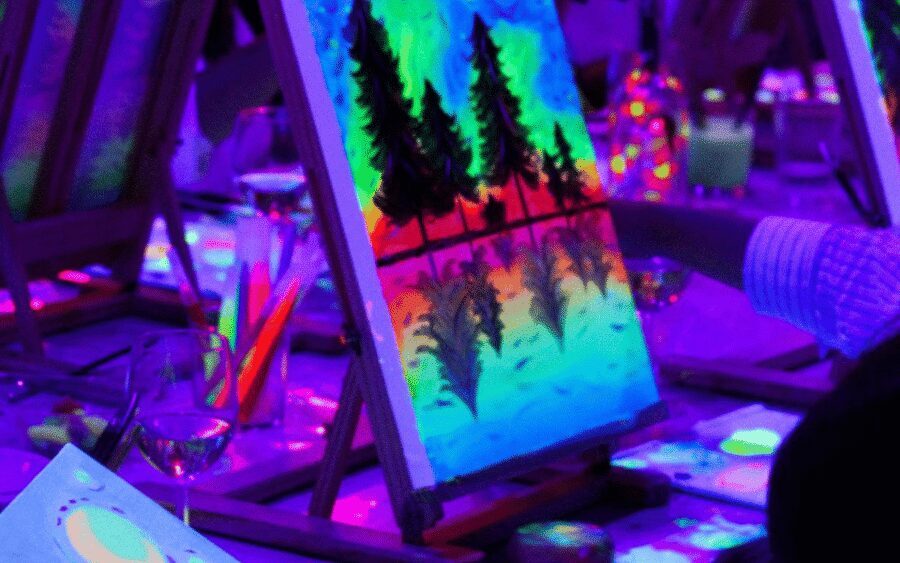 Valencia: Fluorescent painting workshop and wine - Fluorescent painting, explained the beginner way
