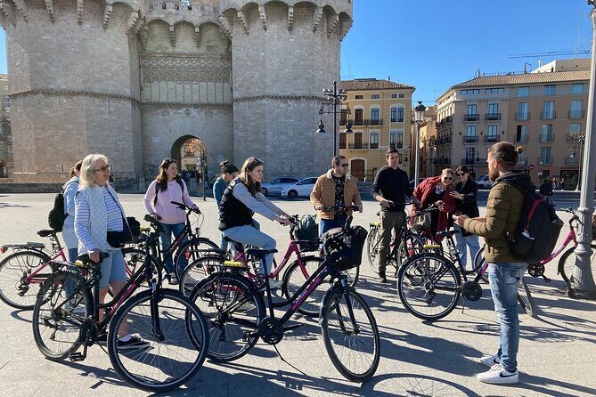 Valencia Highlights Bike Tour - Getting started at Doyoubike and syncing with the group