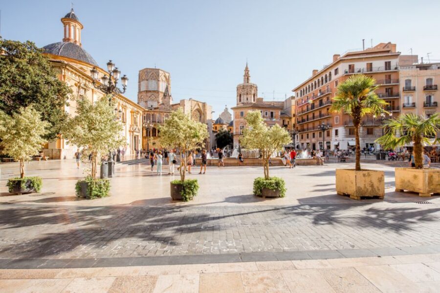 Valencia: Historic Center Audio-Guided Tour with Earphones - The must-hit route through Valencia’s main squares and markets