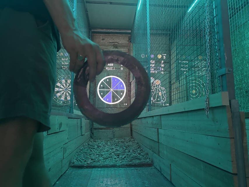 Valencia: Interactive Axe Throwing 1h - Interactive Games and Scoring: From Casual Team Matches to Competition