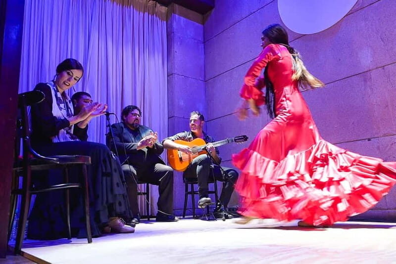 Valencia: La Linterna Flamenco Show - Live Guitar and Voice: Why the Music Feels Electric