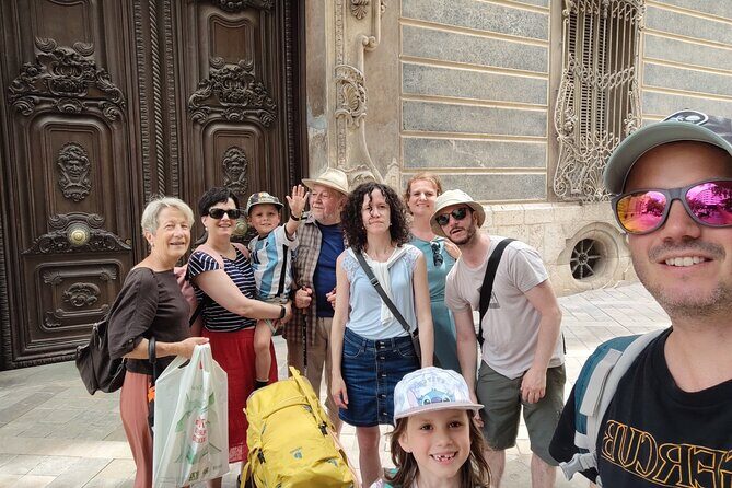 Valencia Monumental Scavenger Hunt - Edificio de Correos y Telegrafos: learning by reading what’s in front of you