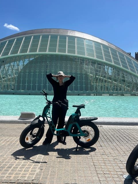 Valencia: Normal bike and Electric bike Rental Ruzafa - Price in context: $16 per person, and what you get for it