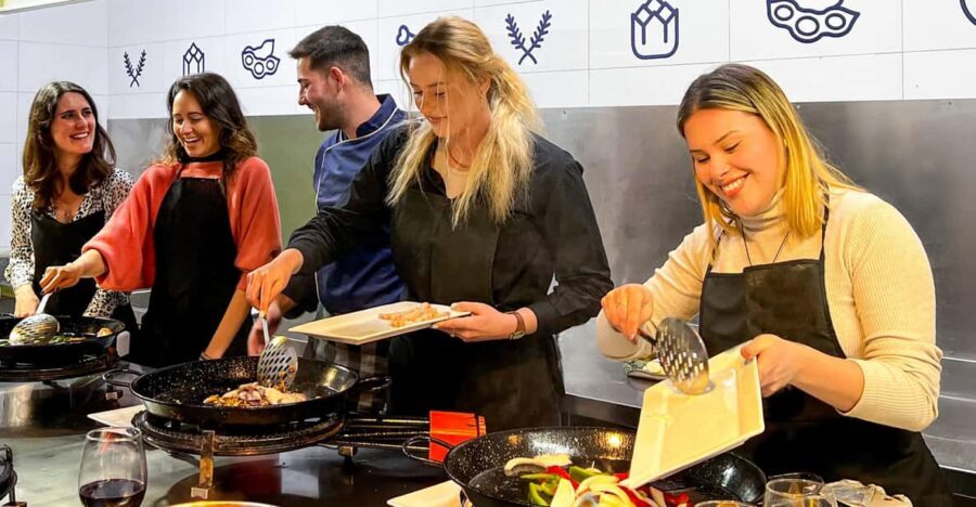 Valencia: Paella Cooking Class with Central Market Tour - Key things that make this experience work