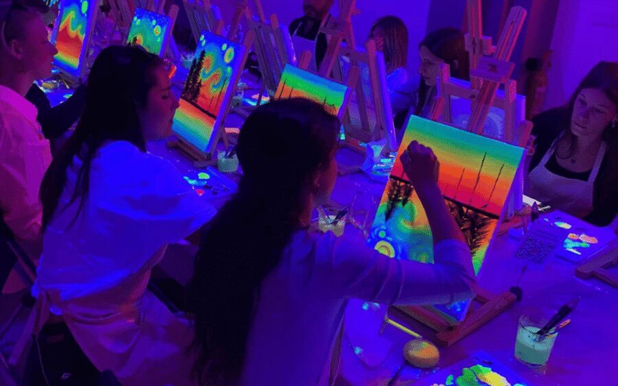 Valencia: Pinta un cuadro fluorescente y bebe vino - Neon fluorescent painting with wine in central Valencia