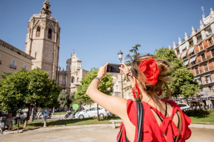 Valencia: Private Brunch Tour with Basic Spanish Learning - Walking Valencia’s older streets: landmarks, viewpoints, and a photo stop