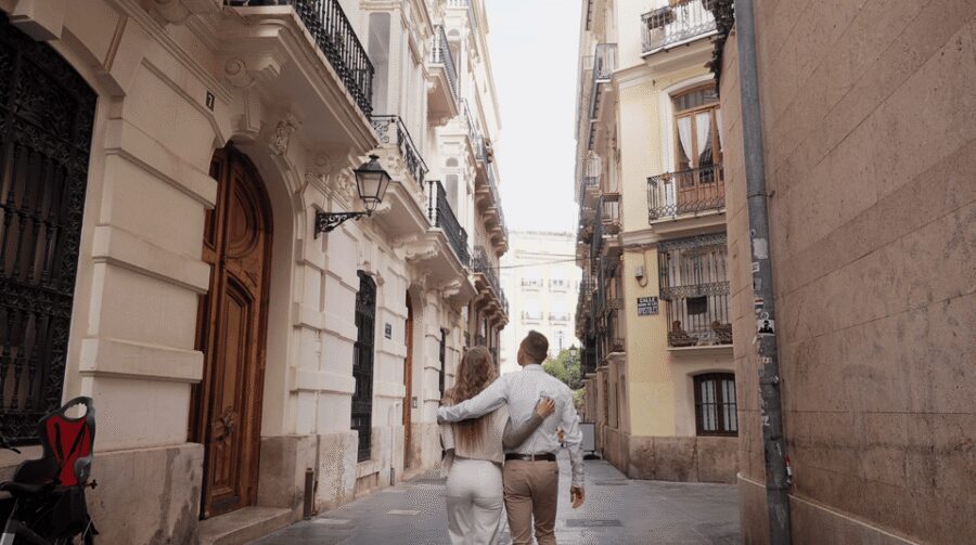Valencia: Private photo shooting with pro photographer - The Photographer’s Style: Casual, Easy, and Focused