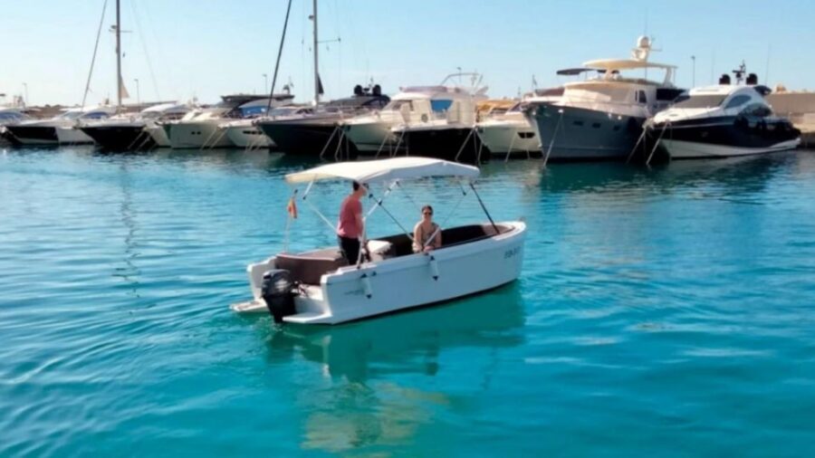 Valencia: Rent Boat Without License - Finding Banana Boat Alfa Nautica Without Stress