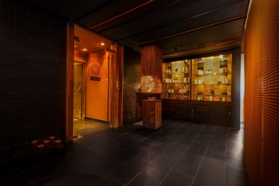 Valencia: Spa Cobre 29 Wellness Experience at Hotel Meliá - Before You Enter the Pools: Showering, Hair Up, and What to Wear