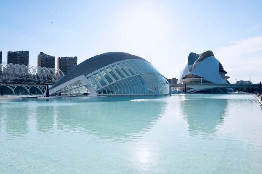 Valencia: the best 25 spots in the city by bike! - Plaza del Ayuntamiento: the city center at classic speed