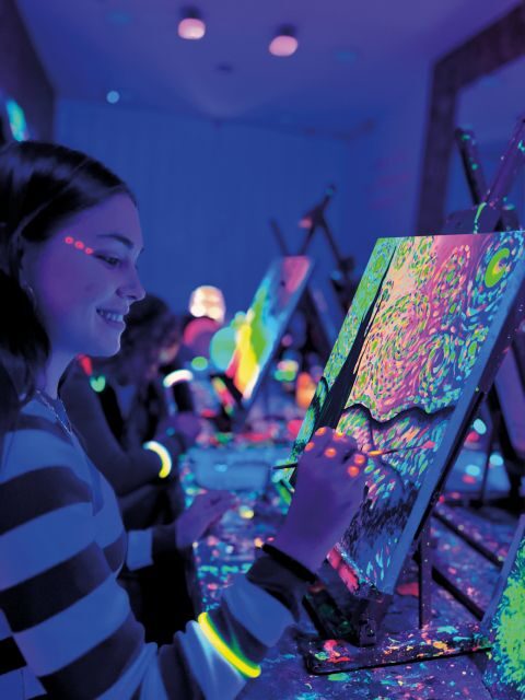 Valencia: Wine Gogh Glow Academy Paint and Sip Classes - Key points at a glance