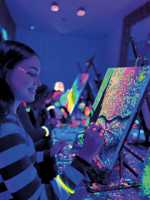 Valencia: Wine Gogh Glow Academy Paint and Sip Classes - Why This Valencia Paint-and-Sip Class Feels Different